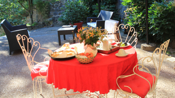 colazione in giardino, agriturismo in Pistoia